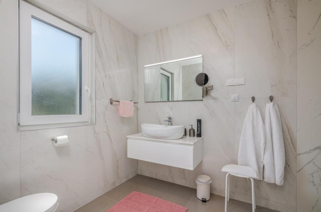 Modern Apartments Elle Malinska 万塔西西 外观 照片